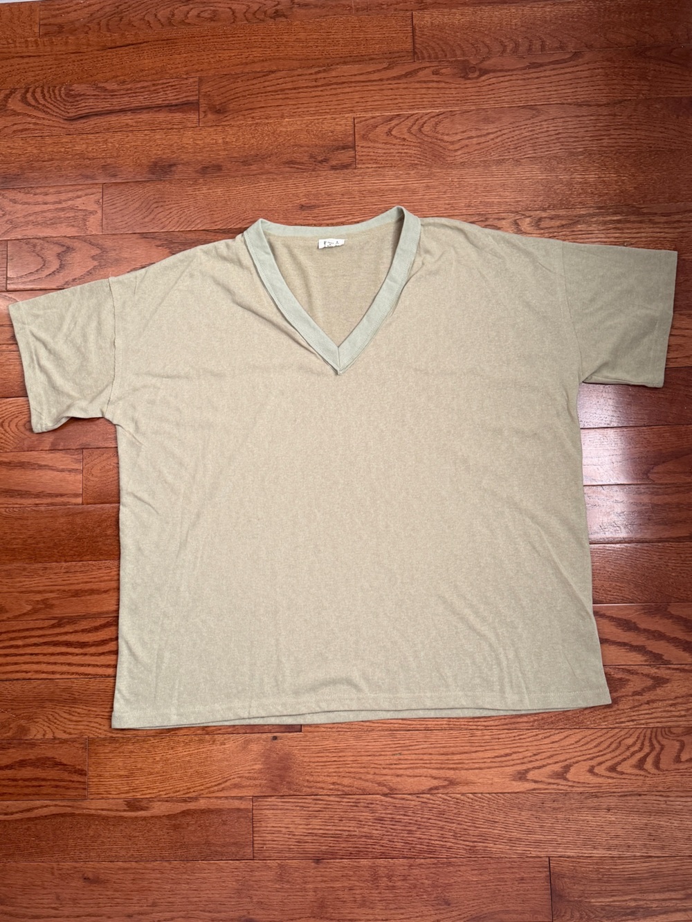 POL Short Sleeve V-Neck Tee in Light Olive Sz L